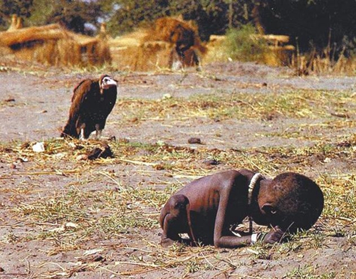 世界欠攝影師一句道歉：照片中餓得快昏厥的小男孩，活下來瞭嗎？-圖2
