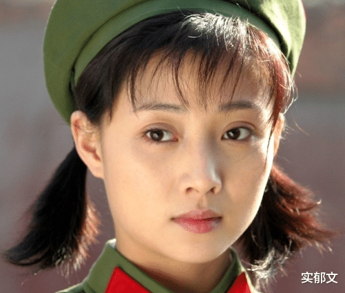 实郁文 41岁的殷桃晒素颜健身照！撩起上衣秀腹肌，脸上暴汗泛起红晕