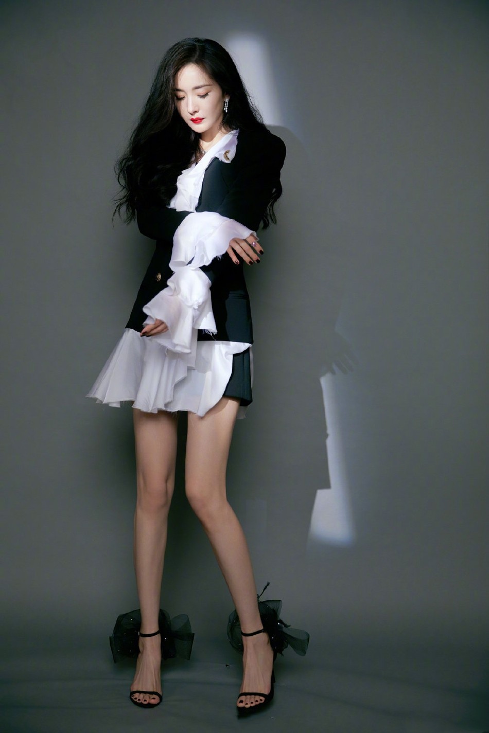 郭麒麟|马丽不再扮“男人婆”，光腿穿西装裙走红毯，短发也挺有女人味的