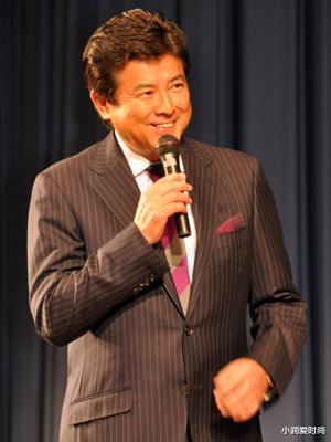 小润爱时尚 69岁三浦友和一点不显老,穿西装打领带谦和儒雅,梳大背头有气场