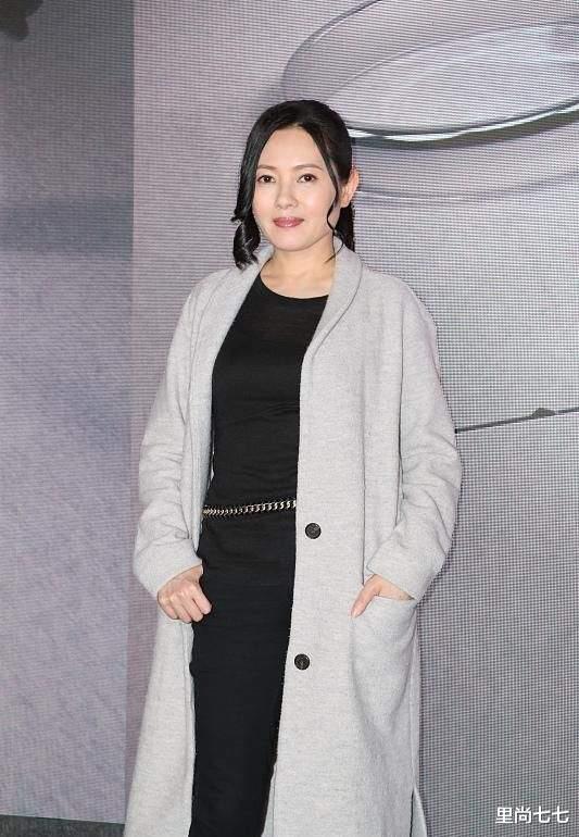发型|李丽珍真老了，久违现身换新发型脸好臃肿，55岁颈纹抢镜手太粗糙