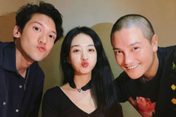 赵丽颖|赵丽颖公开庆生动态，两位男友相伴，真可谓爱情不在友情凑