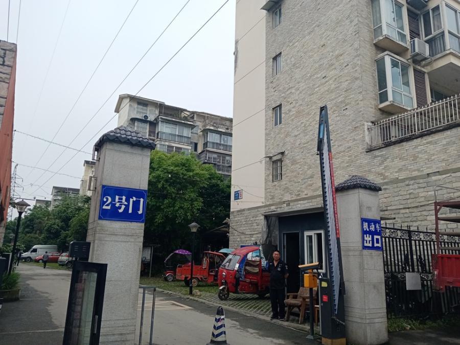 郫都区|成功捡漏，近日成都郫都区一套房子拍卖，一共只有1人报名，很幸运的起拍价47.6万就买到了。