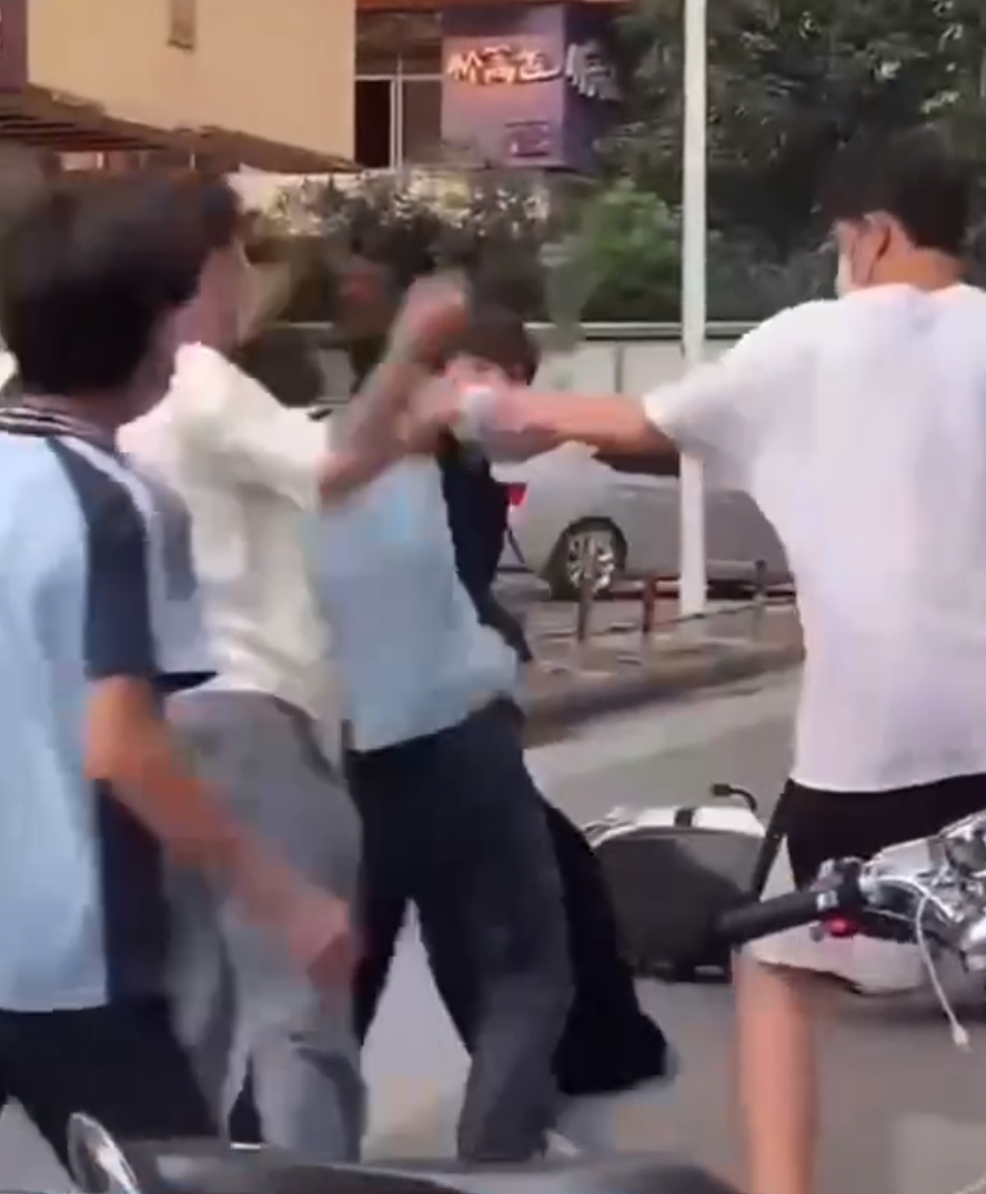四面观察 广西一中学生遭多人用U型锁围殴，同学一边旁观，无人上前劝阻