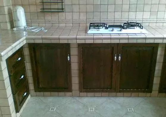 请师傅砌了个瓷砖橱柜,省钱又耐用,邻居们都很羡慕!