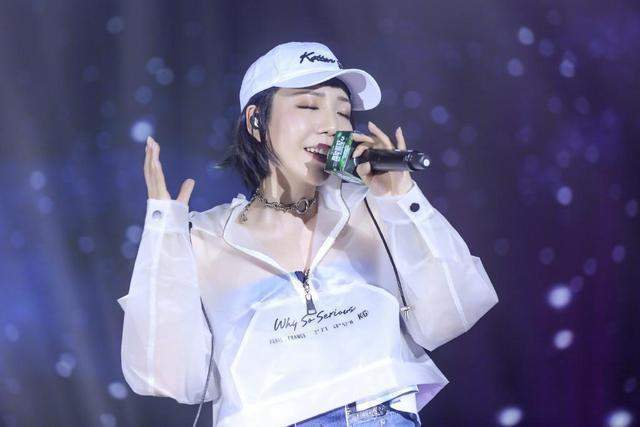 吴莫愁|“巨星”吴莫愁：从代言费1.3亿到县城卖唱，她到底经历了啥？