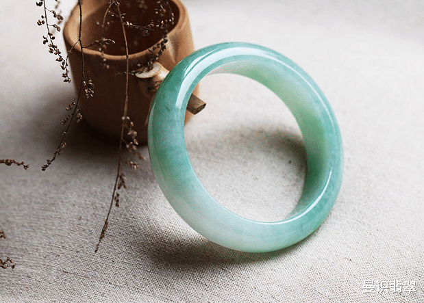 翡翠手镯|每一款翡翠手镯都有自己的风格和优势,大家更倾心于哪种手镯呢?