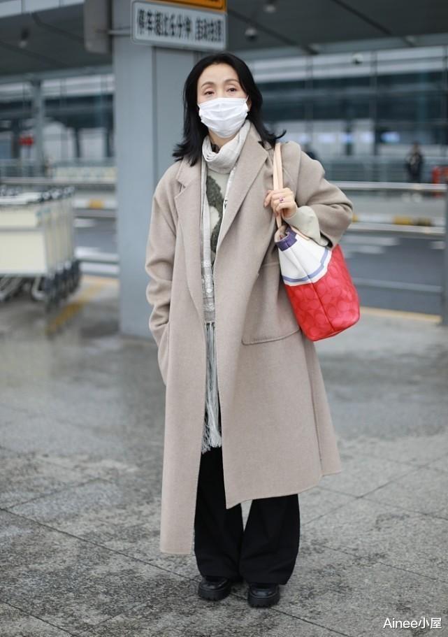 Ainee小屋 咏梅和陶虹同框各显气质，素颜淡妆差别挺大，但穿大衣都挺潇洒