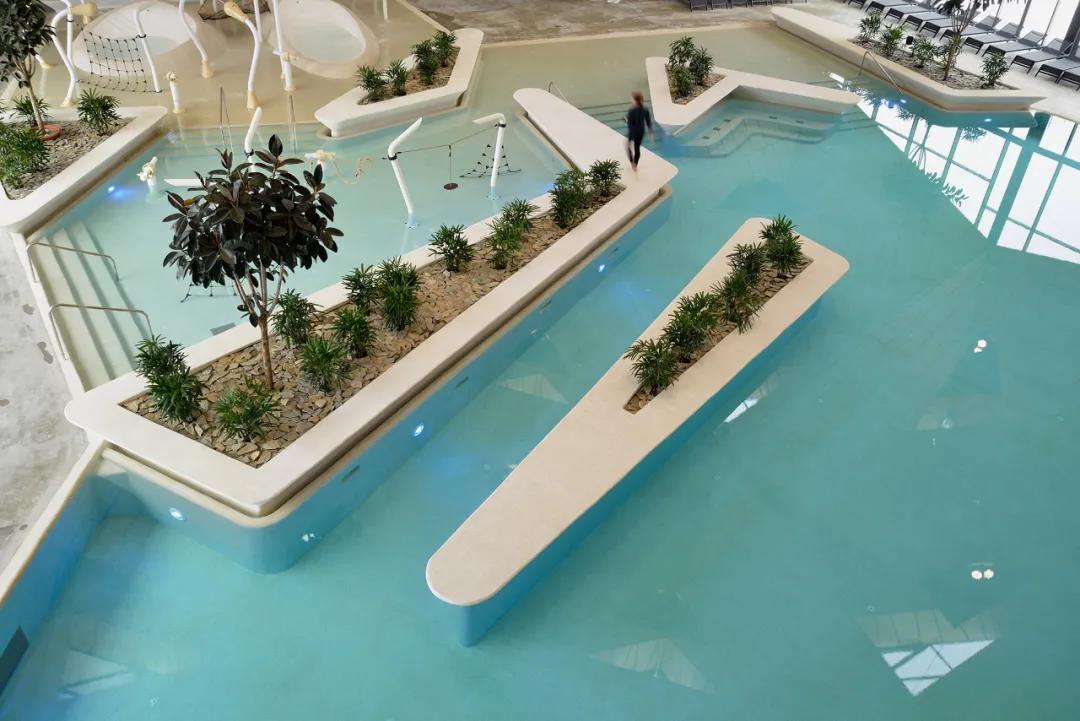 亿伽设计│温泉设计│洗浴设计│酒店设计│特玛利亚家庭健康中心：用几何屋顶围住的游泳池