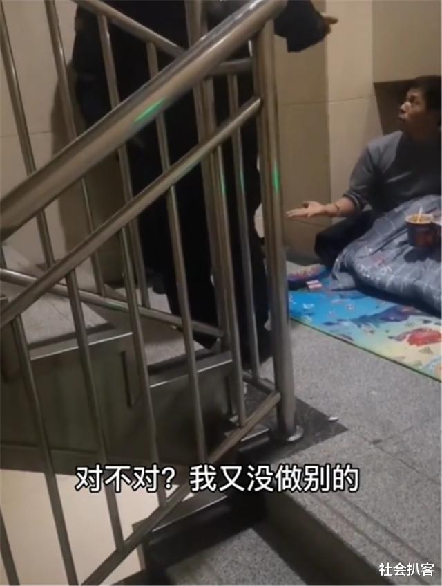 社会扒客 河南郑州，病人家属在楼梯间睡觉，遭2名保安驱赶，“这是规矩”