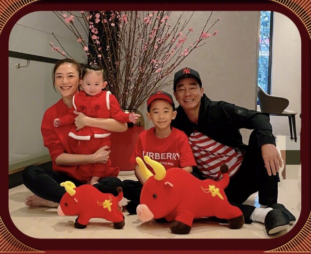 陈小春|陈小春小儿子正面照曝光，弟弟明显像妈妈应采儿，被打扮成女孩子