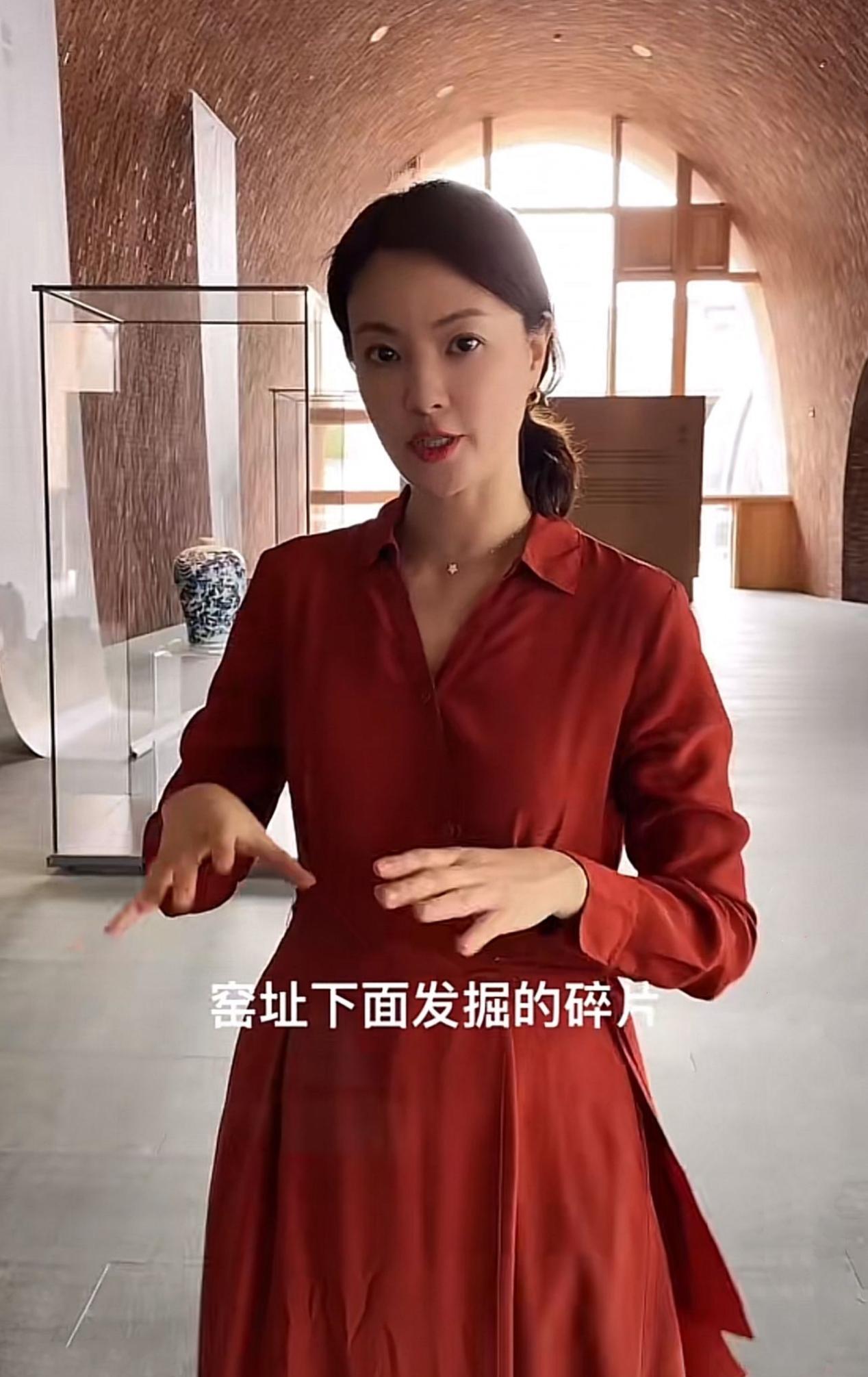 方脸妹说时尚|央视主持刘芳菲打卡博物馆，穿红裙干老本行讲解，谈吐清晰气色好