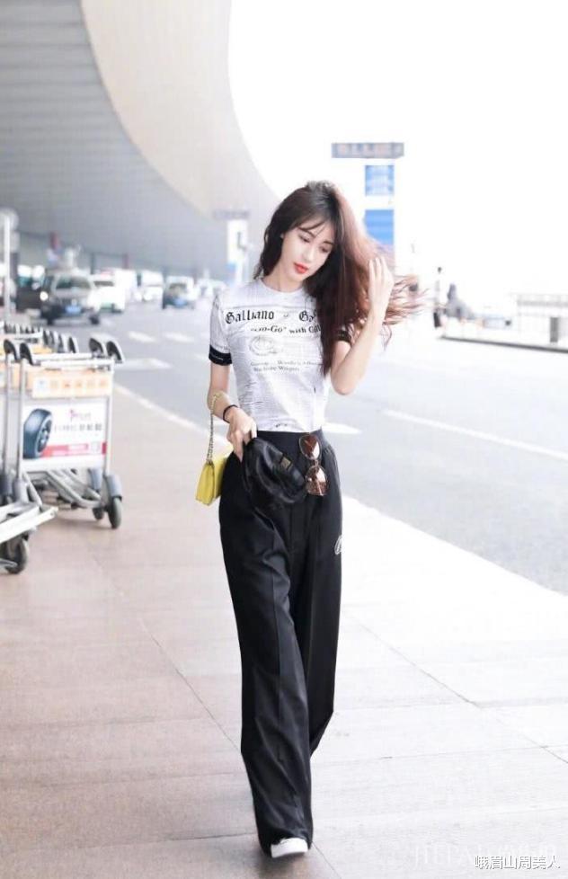 峨眉山周美人|?今夏穿阔腿裤，建议搭配这“2种”上衣！时髦又好看，回头率超高