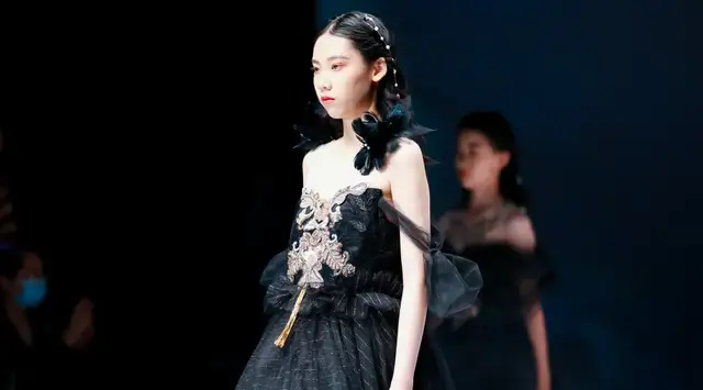 中国国际时装周|DAY4 童话小镇直击｜中国少年自信模样