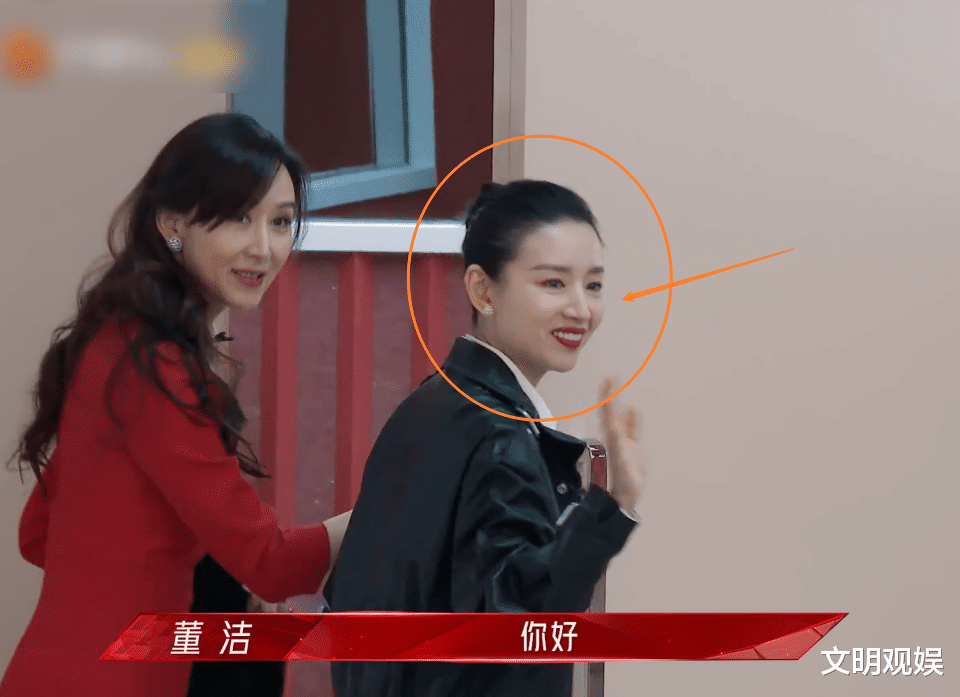 董洁|40岁董洁与33岁袁姗姗同框，细看两人脸部对比，确定有7岁年龄差？