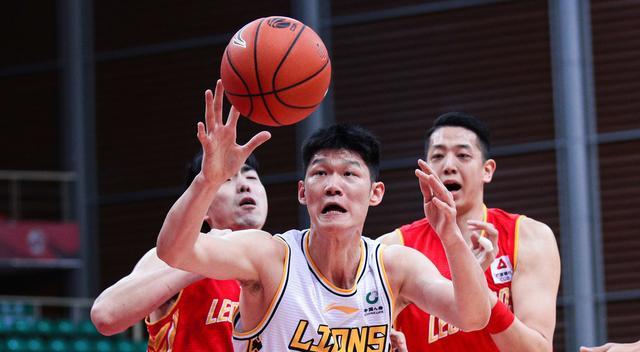 沈梓捷|重罰裁判閆軍！CBA又釀重大冤案，沈梓捷發(fā)飆怒斥，廣廈沒(méi)贏？