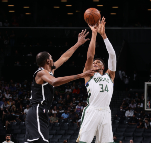 凱文·杜蘭特|29+10！杜蘭特無解中投打爆雄鹿，三節(jié)領四犯拒絕下場：他要為哈登贏！