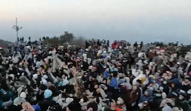 清明节 全是人！清明假期泰山人潮汹涌，游客挤厕所过夜