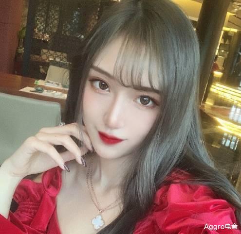 |腐团儿晒旧照，背影照显身材，礼服照重气质，但都不如泳池照