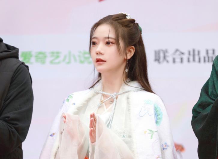 火箭少女|又一低成本古装开拍，火箭少女当女主，男演员服化道好敷衍