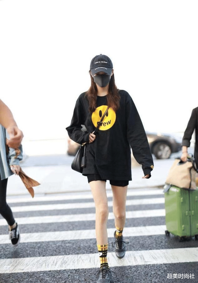 超美时尚社|杨幂戴金色假发拍大片,34岁仍在不断尝试新风格,网友:不懂时尚