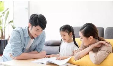 女孩 学生偷拍女生裙下，开学仅一天就被开除，网友：多年寒窗毁于一招