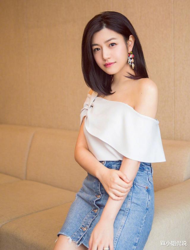 陈妍希|陈妍希瘦身后变自信了，牵手陈晓玩“下衣失踪”，双腿纤细真少见