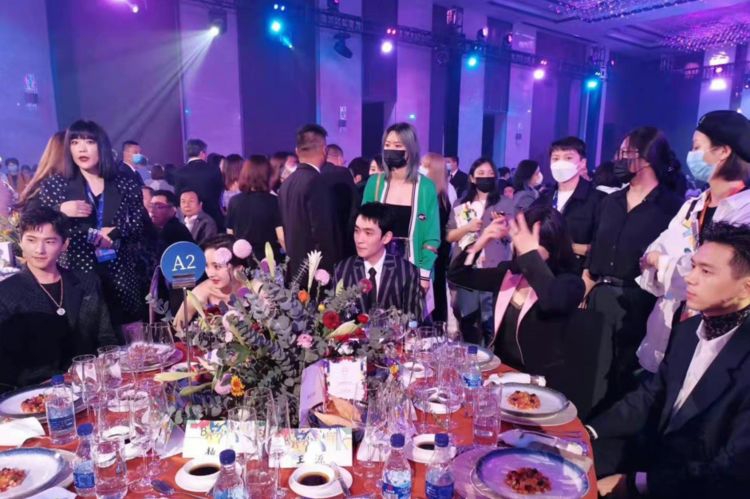 杨幂|杨幂这张神图的背后，不仅全程在吃，事后还带团队去蹭了景甜的饭