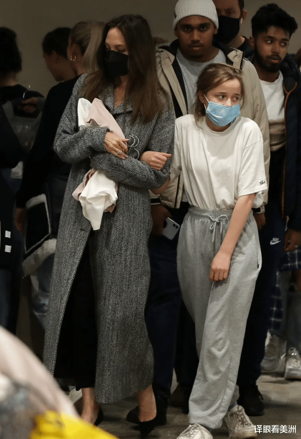 安吉丽娜·朱莉|闪耀街头!安吉丽娜-朱莉携小女儿现身伦敦街头平价服装店