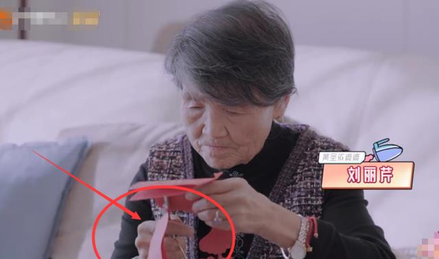 黄圣依|有种炫富叫黄圣依，婆婆剪窗花手上戴满金银珠宝，剪子更是重头戏