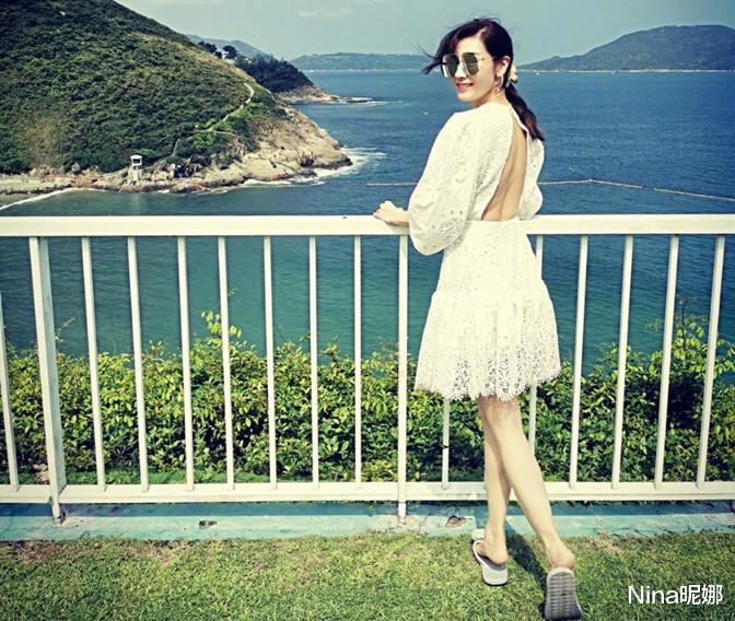 Nina昵娜|李嘉欣入秋照放大招，穿无袖上衣少系扣，跟儿子玩嘴对嘴抢食太有情调