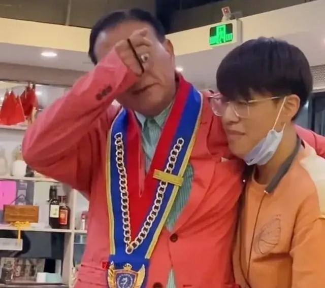 清浅微笑的我|看了万梓良为儿子庆生，才明白为何他路都站不稳了还唱歌表演挣钱