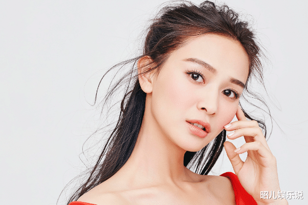 海铃|五官精致的海铃，是一个身材高挑的女演员，演过的角色都备受好评