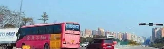 跟在大货车后面闯红灯,会不会被拍违章,交警:这些车主真聪明!