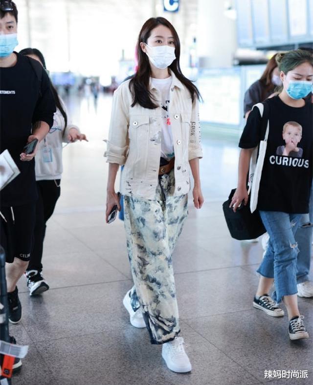 郑恺|郑恺老婆厉害呀!脚踩镂空鞋穿着大红裤,一般人穿肯定丑哭了