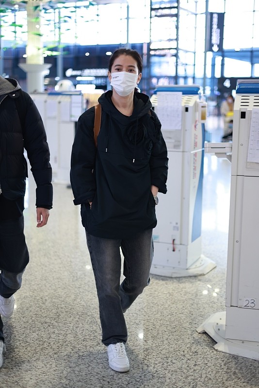 袁咏仪|袁咏仪和张智霖夫妻同框，两人穿的都很朴素，一点没有明星架子