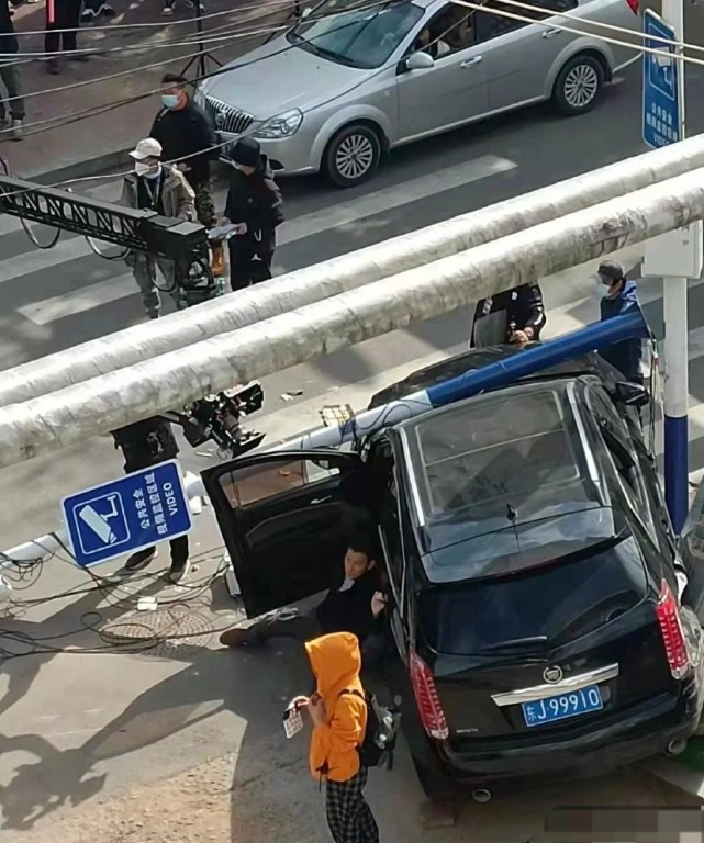 刘涛|刘德华与刘涛搭档拍戏，二人片场超敬业，刘涛身材被路人拍五五分