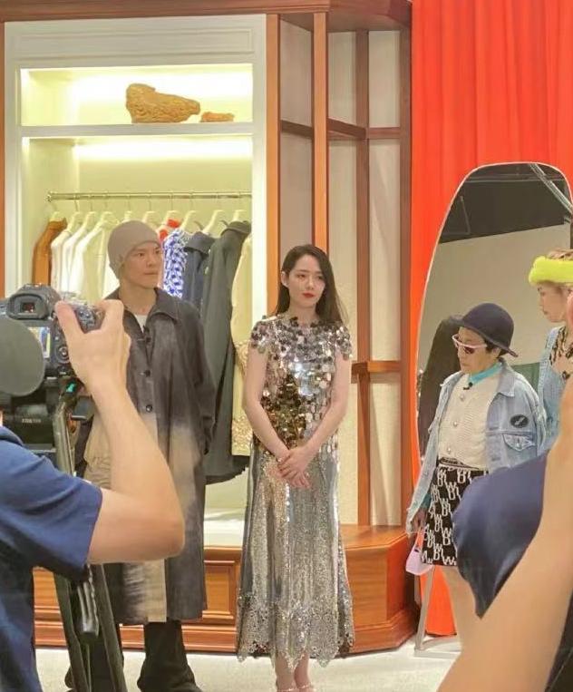 豪门|小向太复出后好乖巧！双手交叉不像豪门阔太，却被向佐宠成真名媛