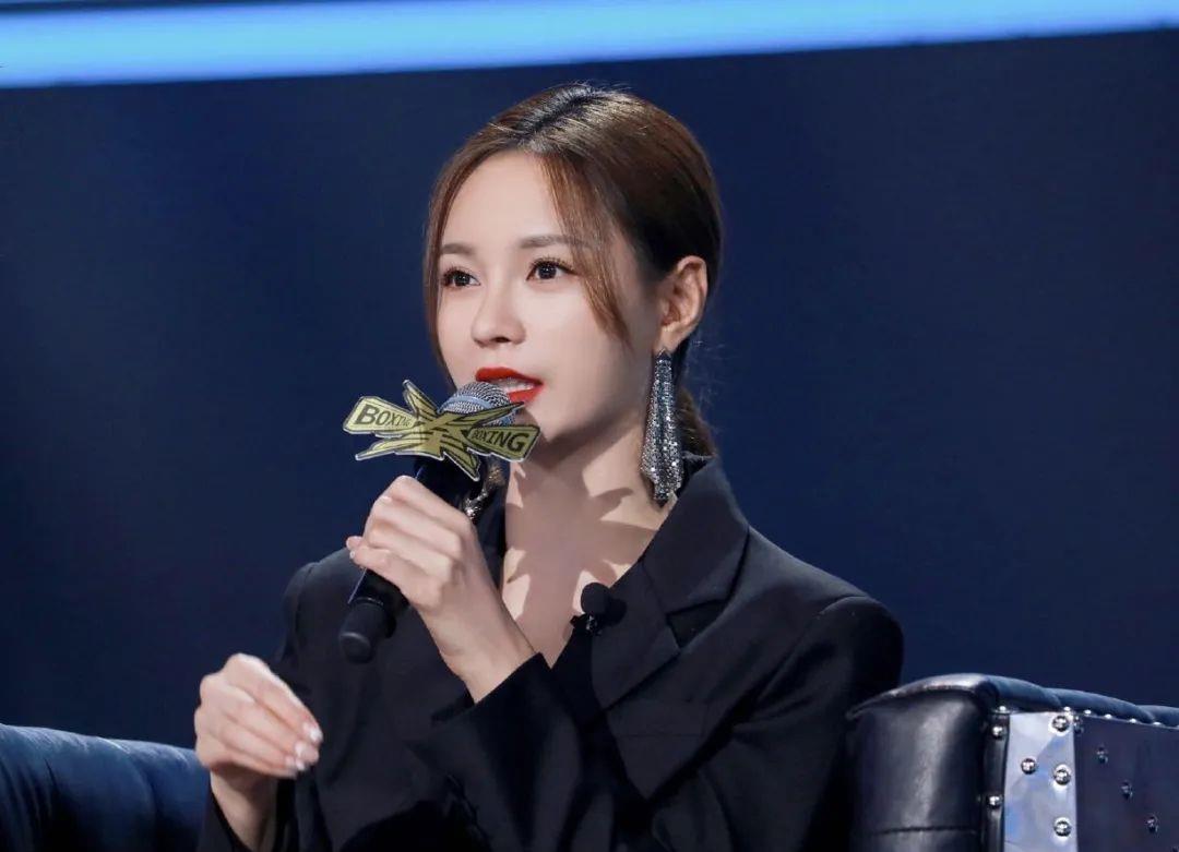 佟丽娅|刚开播就被打骨折了？国内综艺头一回