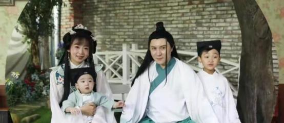 朱桢|东方卫视过气主持人现状,带儿子拍写真,新老婆终于不再是网红脸