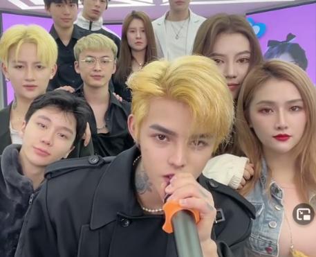 殷世航|殷世航真实身份是个“光头”？频繁染发损伤严重只能靠假发硬撑