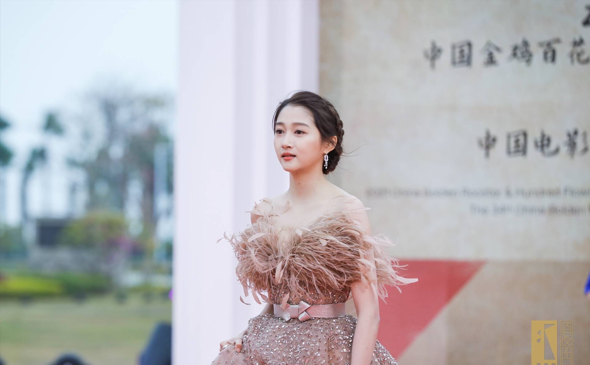 街拍|金鸡奖黄晓明邓超同时作为男主持人，为啥黄晓明比邓超更绅士？