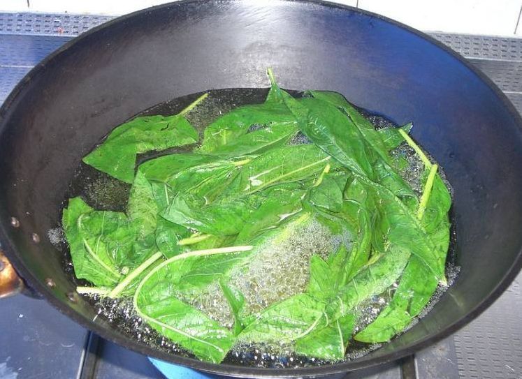 美食轩事|芝麻叶真是个宝，营养价值不差于芝麻，晒干后吃实在是太香了