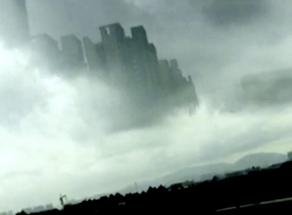 科学家 真实，幻像？阿拉斯加UFO被拍到，大如岛，像天空之船，掠海航行