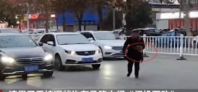 男子手持“污物”专挑豪车拦截要钱,网友:这是拿的泥巴吗?