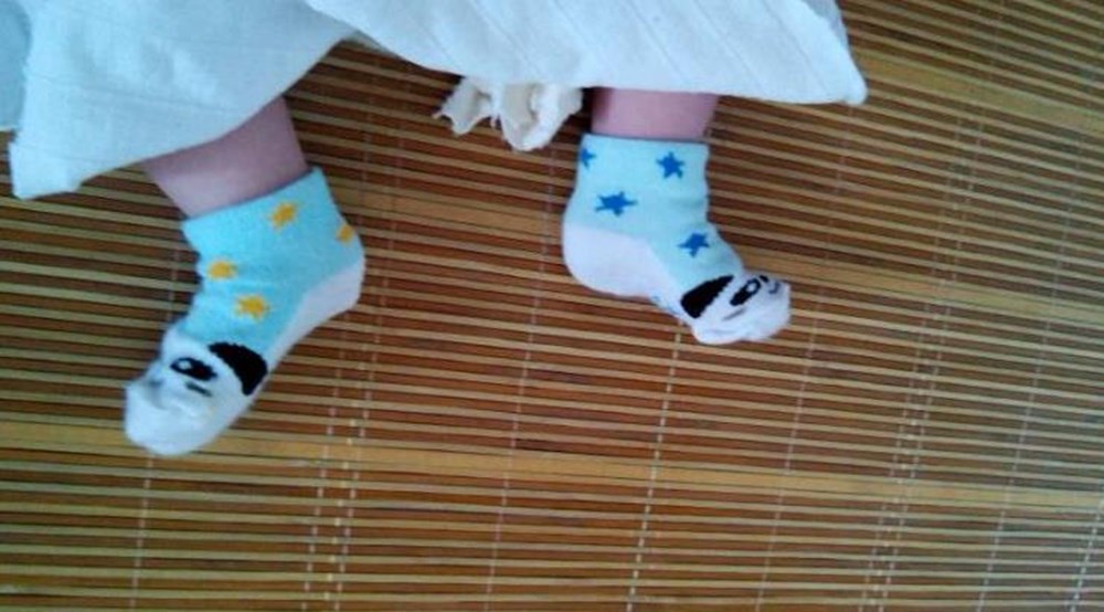 糖果的妈妈|婴儿经常“乱蹬腿”，是在向父母传递这些信息，要引起重视