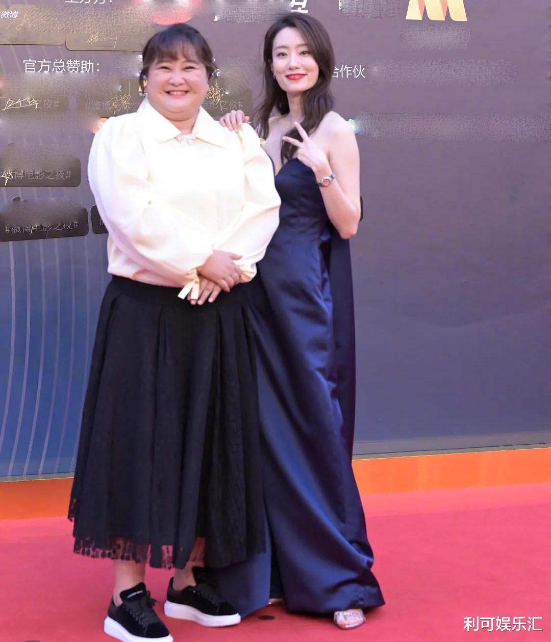 连衣裙|贾玲又胖了！与张小斐走红毯臃肿身材成焦点，网友担忧其健康问题