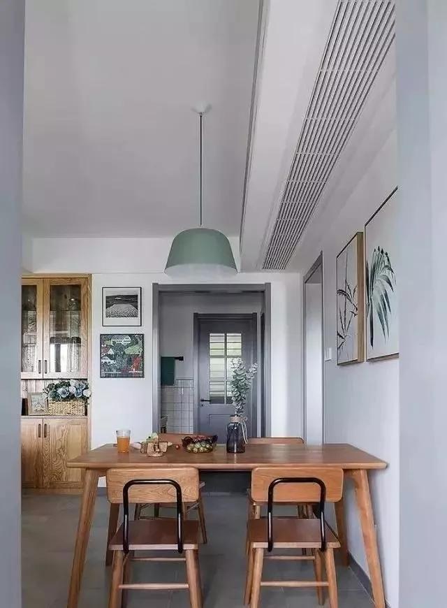 90平三居室,玄关挤出两个储藏室,好实用,阳台设计得让人羡慕