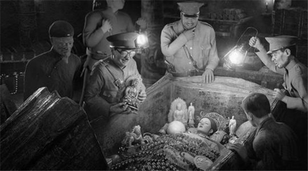 孙殿英|孙殿英盗宝时，为什么敲掉乾隆牙齿，还脱慈禧裤子？实情令人愤慨