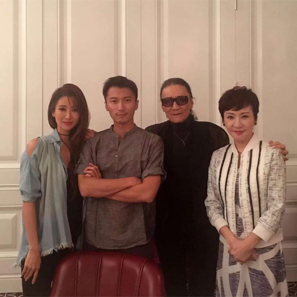 |85岁谢贤拄拐杖逛商场,体力不济由男助手搀扶,走路不稳险摔倒